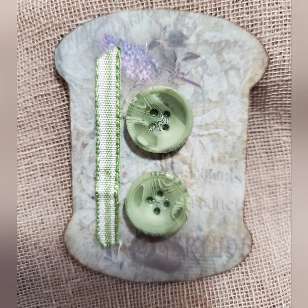 🙏 HAND CRAFTED Set of 8 button card tags ephemera - Picture 3 of 11